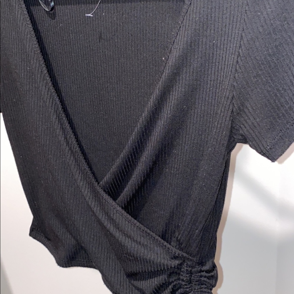 black crop top - Picture 2 of 3